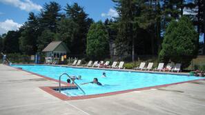 Indoor pool, 2 outdoor pools