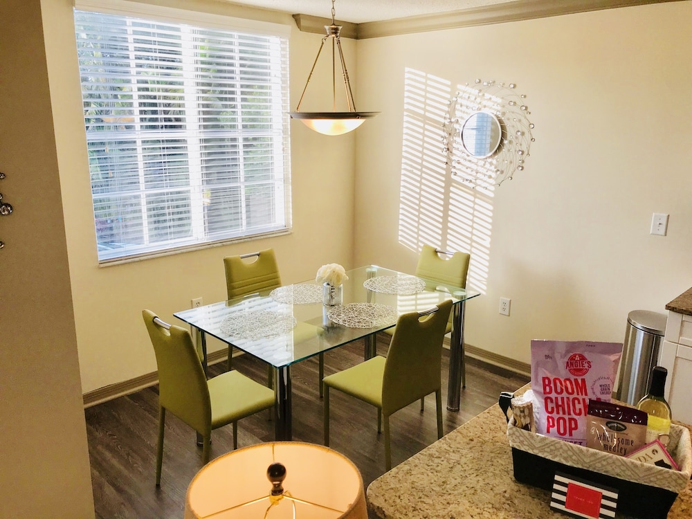 1/1 Sleeps 4 Walk to Sawgrass Mall/BB&T Center