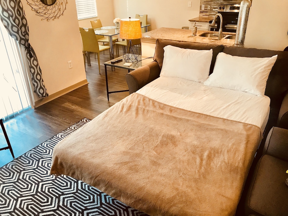 1/1 Sleeps 4 Walk to Sawgrass Mall/BB&T Center