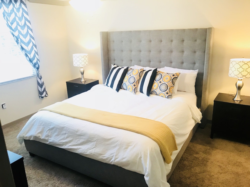 1/1 Sleeps 4 Walk to Sawgrass Mall/BB&T Center