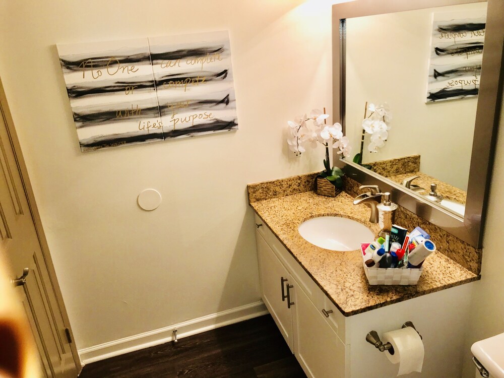 1/1 Sleeps 4 Walk to Sawgrass Mall/BB&T Center