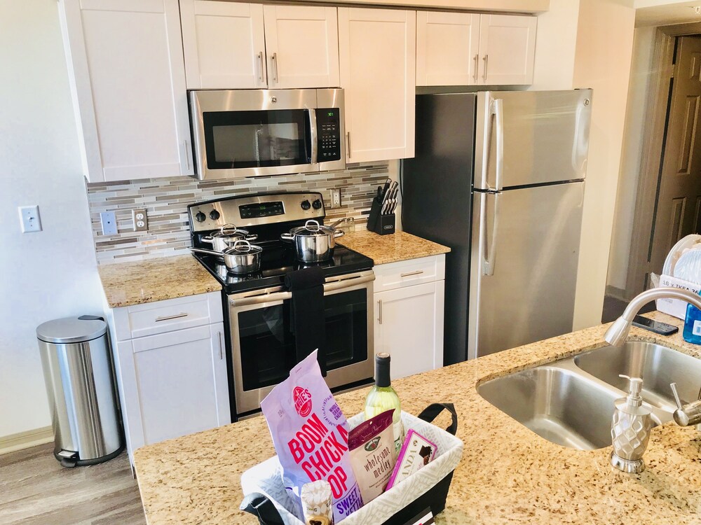 1/1 Sleeps 4 Walk to Sawgrass Mall/BB&T Center