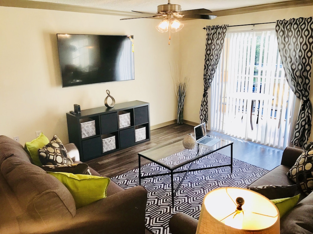 1/1 Sleeps 4 Walk to Sawgrass Mall/BB&T Center