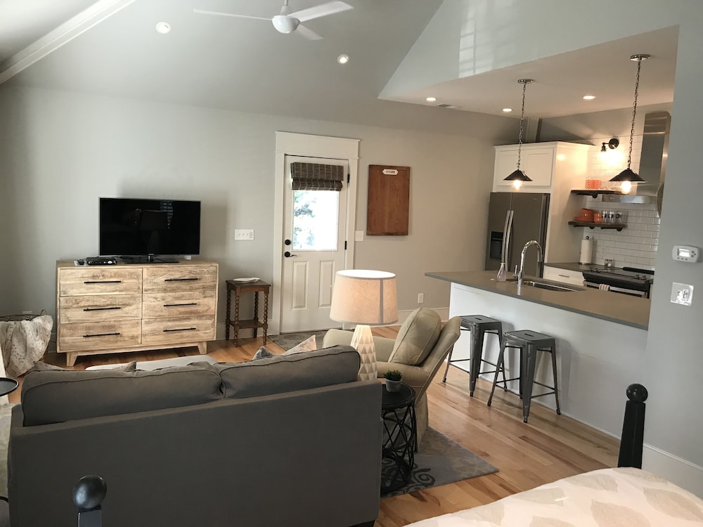 Newly renovated detached garage studio apartment 5 miles from downtown