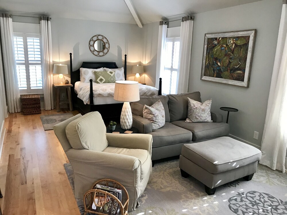 Newly renovated detached garage studio apartment 5 miles from downtown