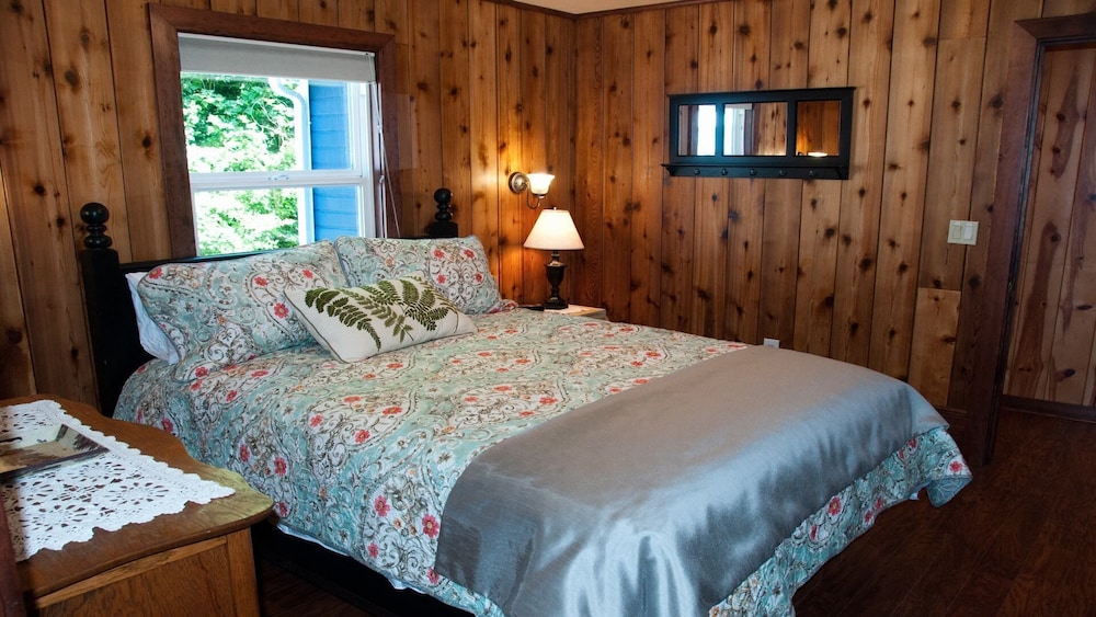 "Driftwood Island Retreat" Spectacular View, Private Waterfront on