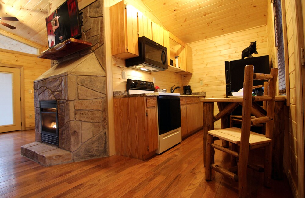 Gatlinburg FREE TICKETS, Secluded Cabin, Views, Hot Tub, Heart Jacuzzi, Internet, Gatlinburg/PF