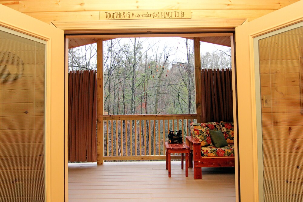 Gatlinburg FREE TICKETS, Secluded Cabin, Views, Hot Tub, Heart Jacuzzi, Internet, Gatlinburg/PF