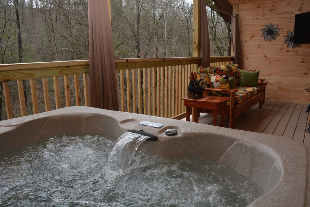 Gatlinburg FREE TICKETS, Secluded Cabin, Views, Hot Tub, Heart Jacuzzi, Internet, Gatlinburg/PF