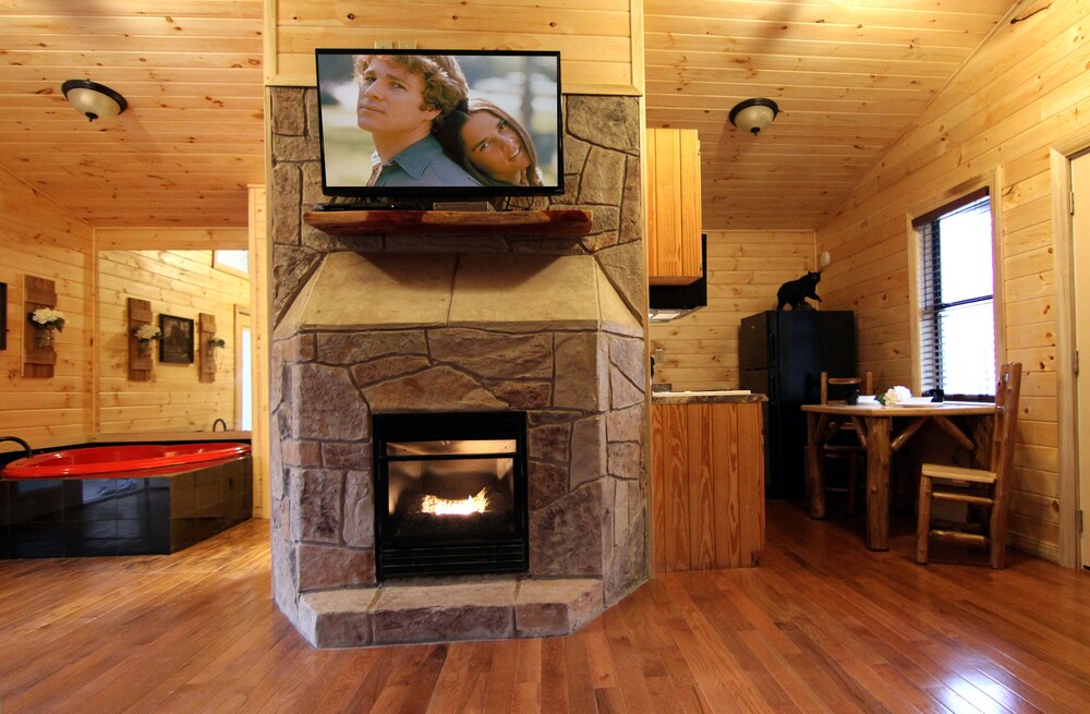 Gatlinburg FREE TICKETS, Secluded Cabin, Views, Hot Tub, Heart Jacuzzi, Internet, Gatlinburg/PF