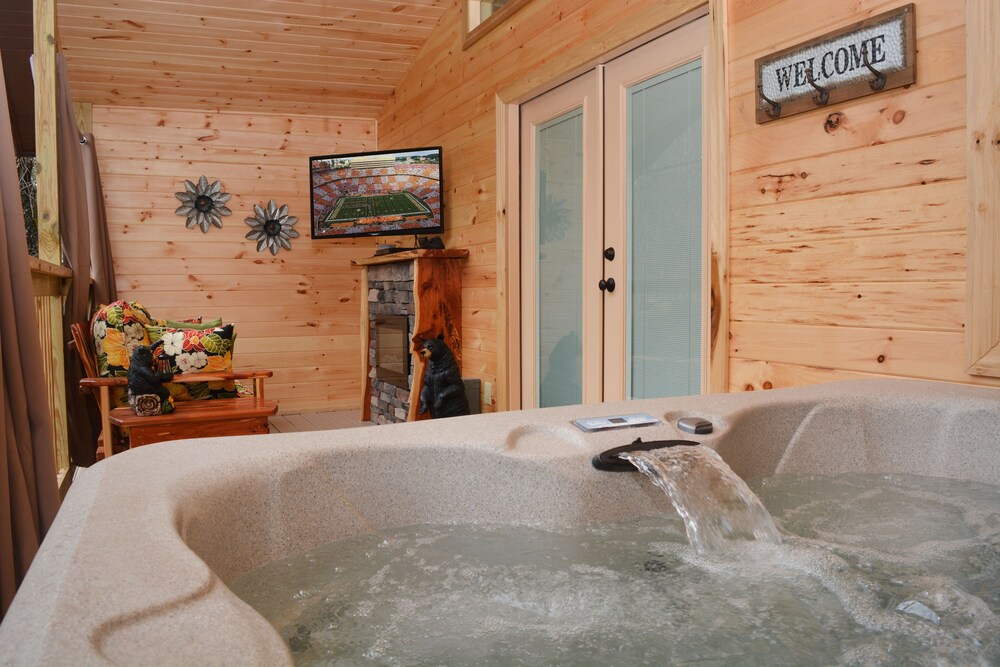 Gatlinburg FREE TICKETS, Secluded Cabin, Views, Hot Tub, Heart Jacuzzi, Internet, Gatlinburg/PF