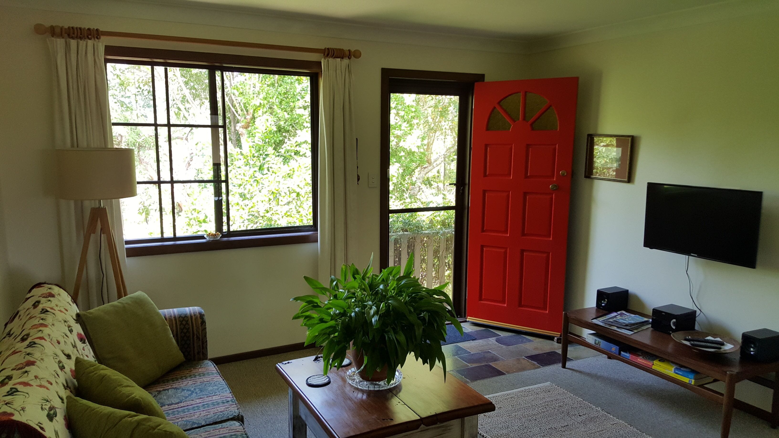 Casuarina Cottage - close to town - mountain views.