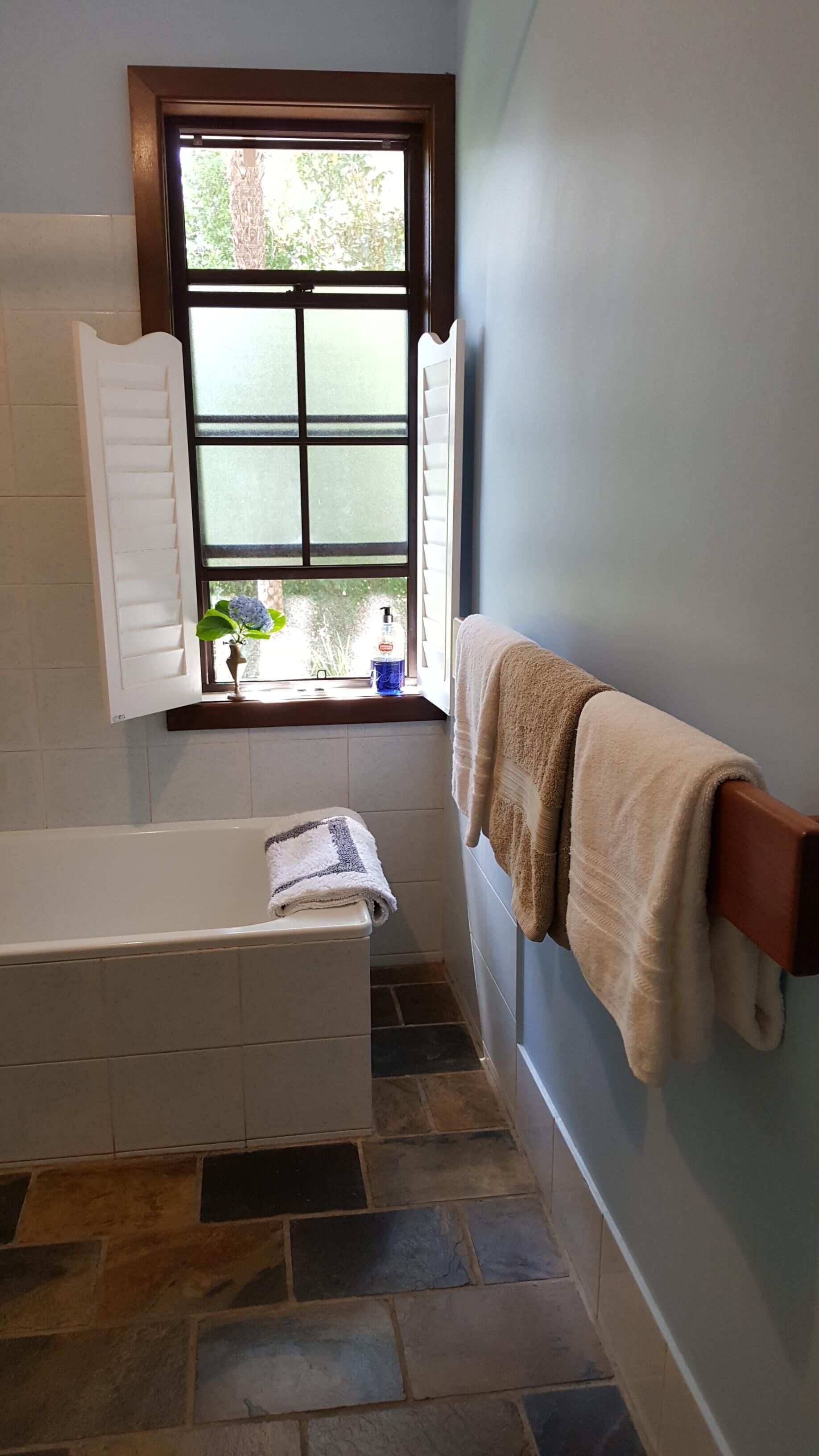 Casuarina Cottage - close to town - mountain views.