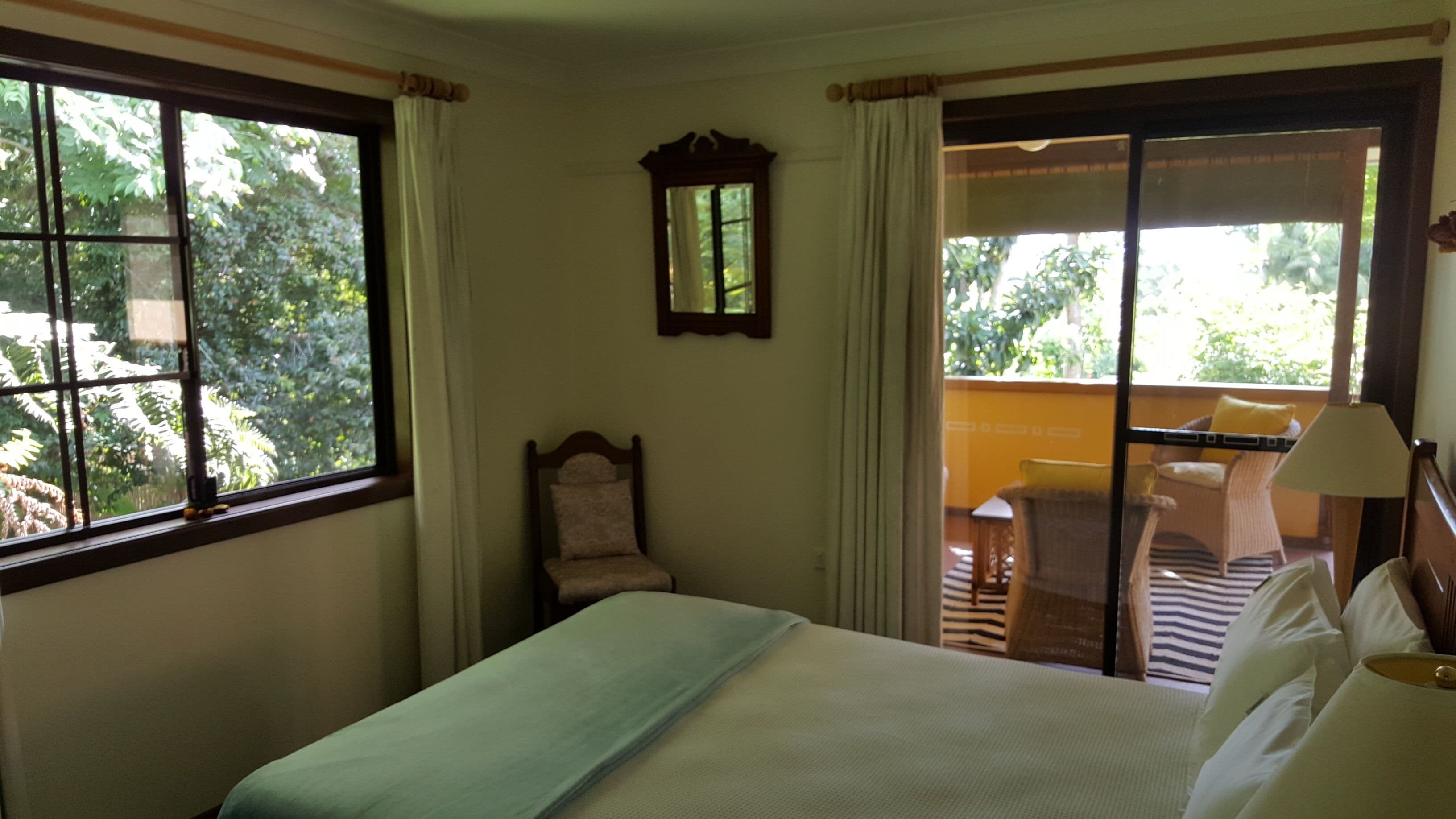 Casuarina Cottage - close to town - mountain views.