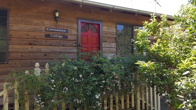 Casuarina Cottage - close to town - mountain views.