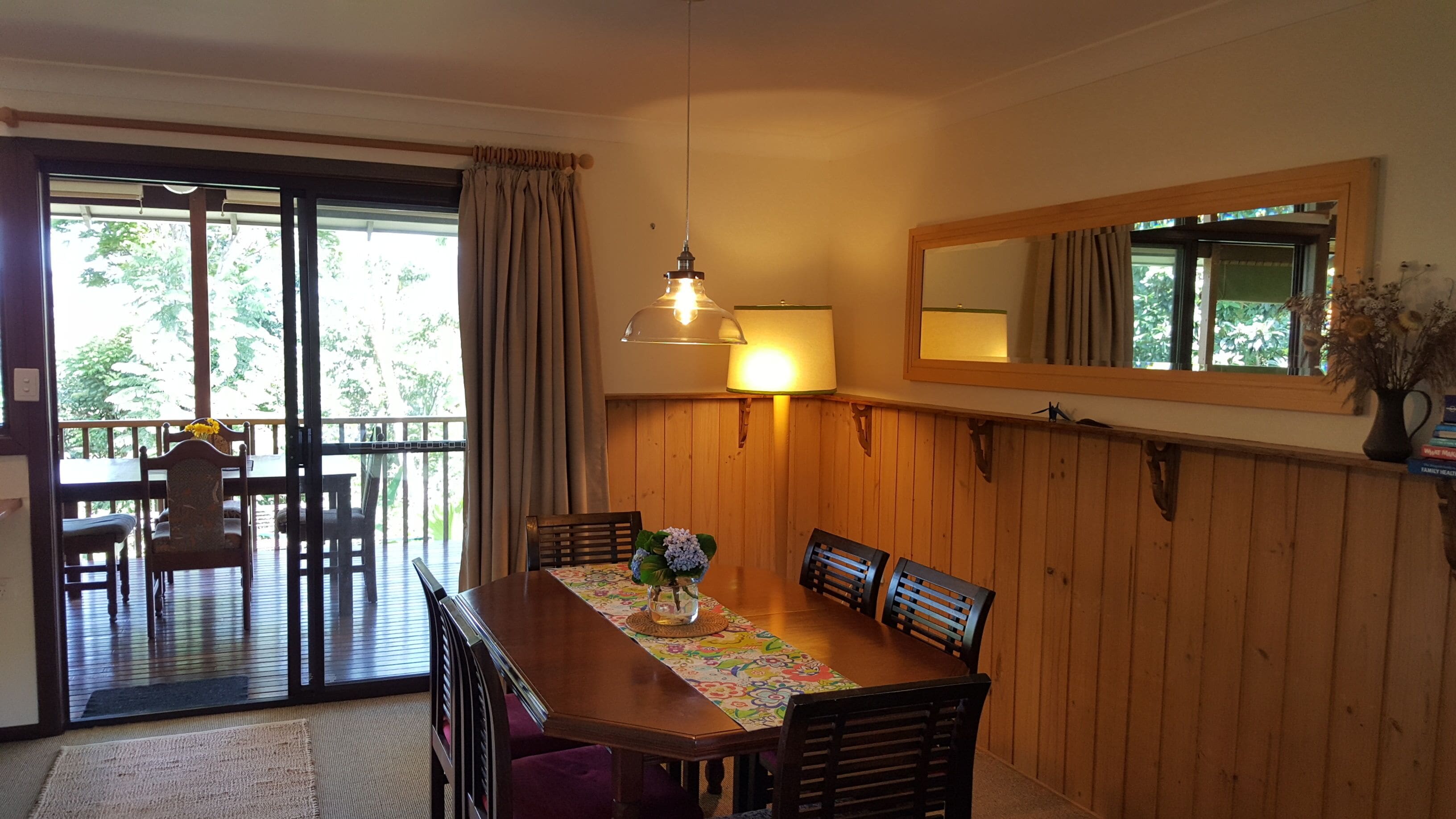 Casuarina Cottage - close to town - mountain views.