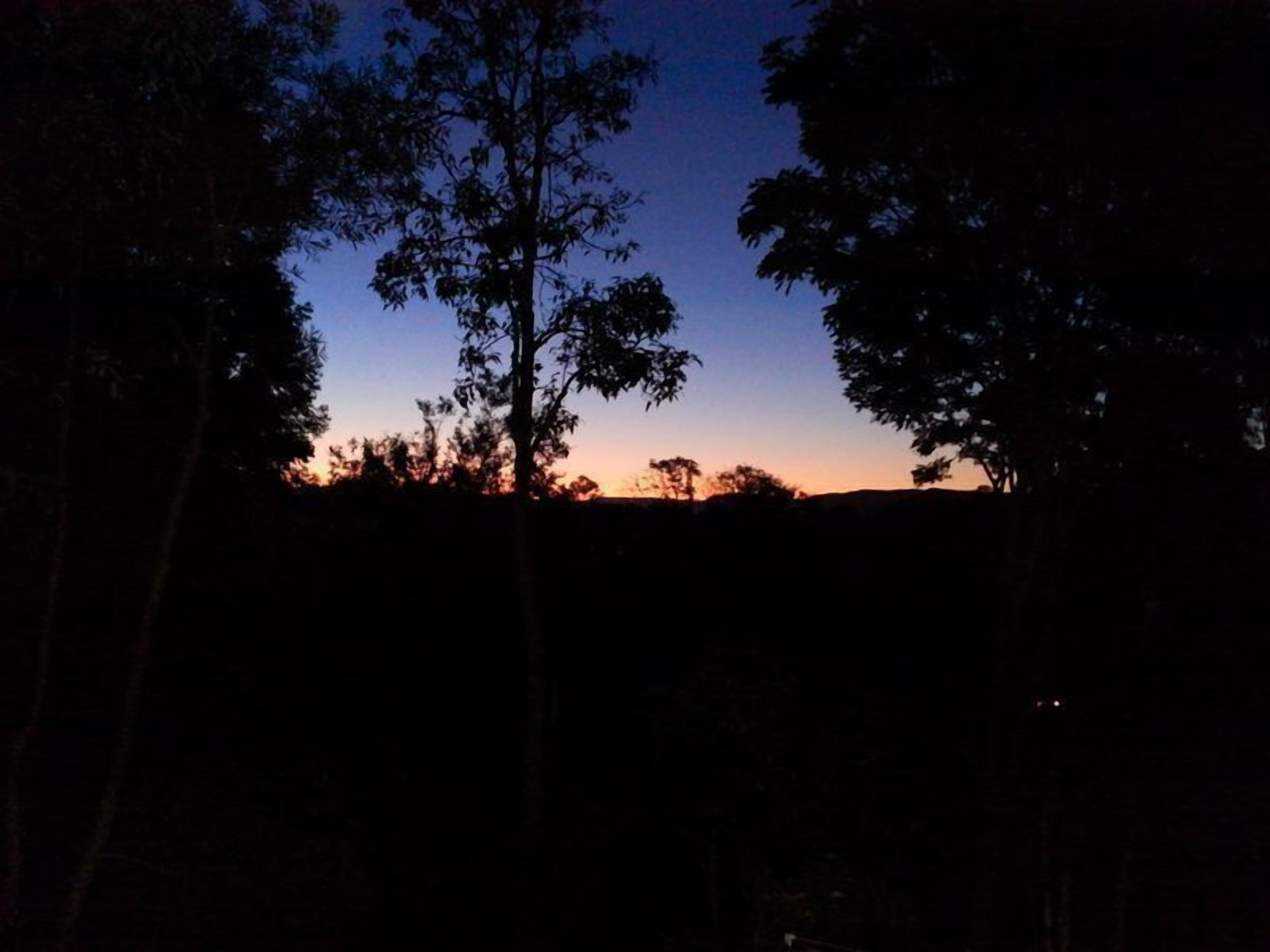 Casuarina Cottage - close to town - mountain views.