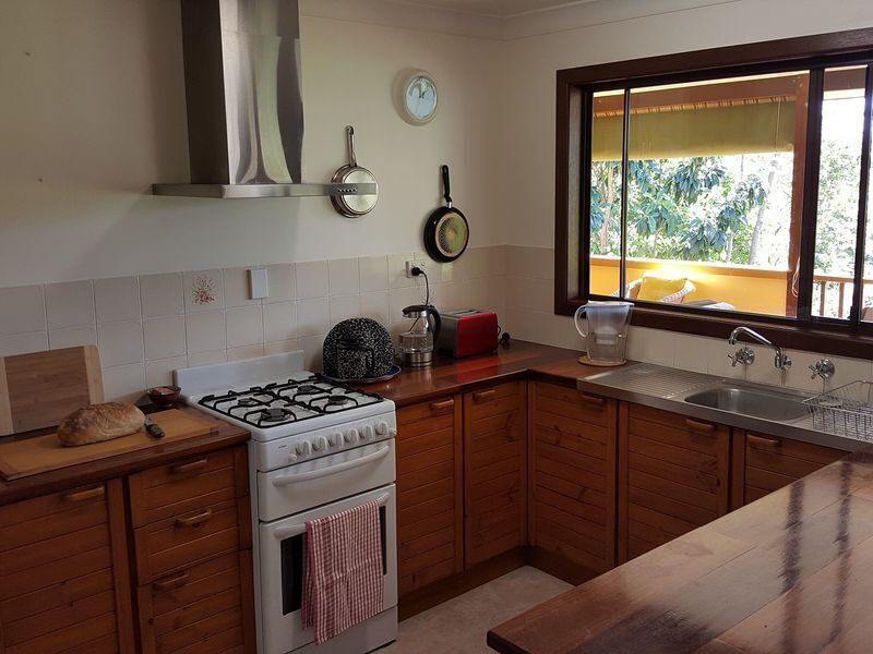 Casuarina Cottage - close to town - mountain views.