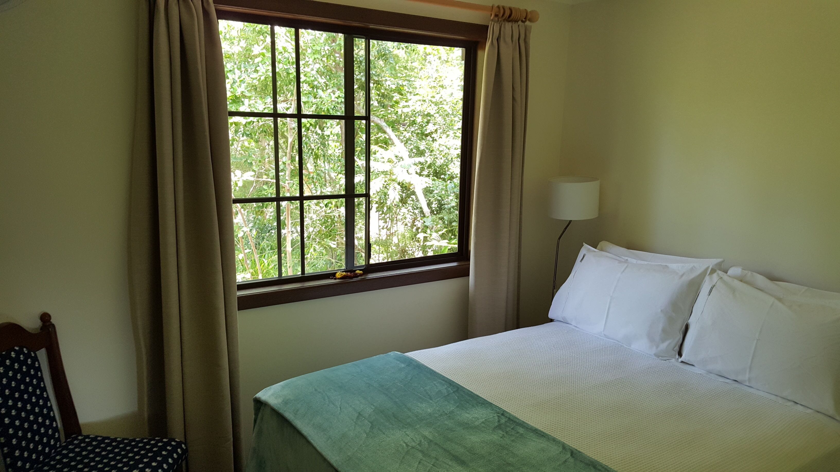 Casuarina Cottage - close to town - mountain views.