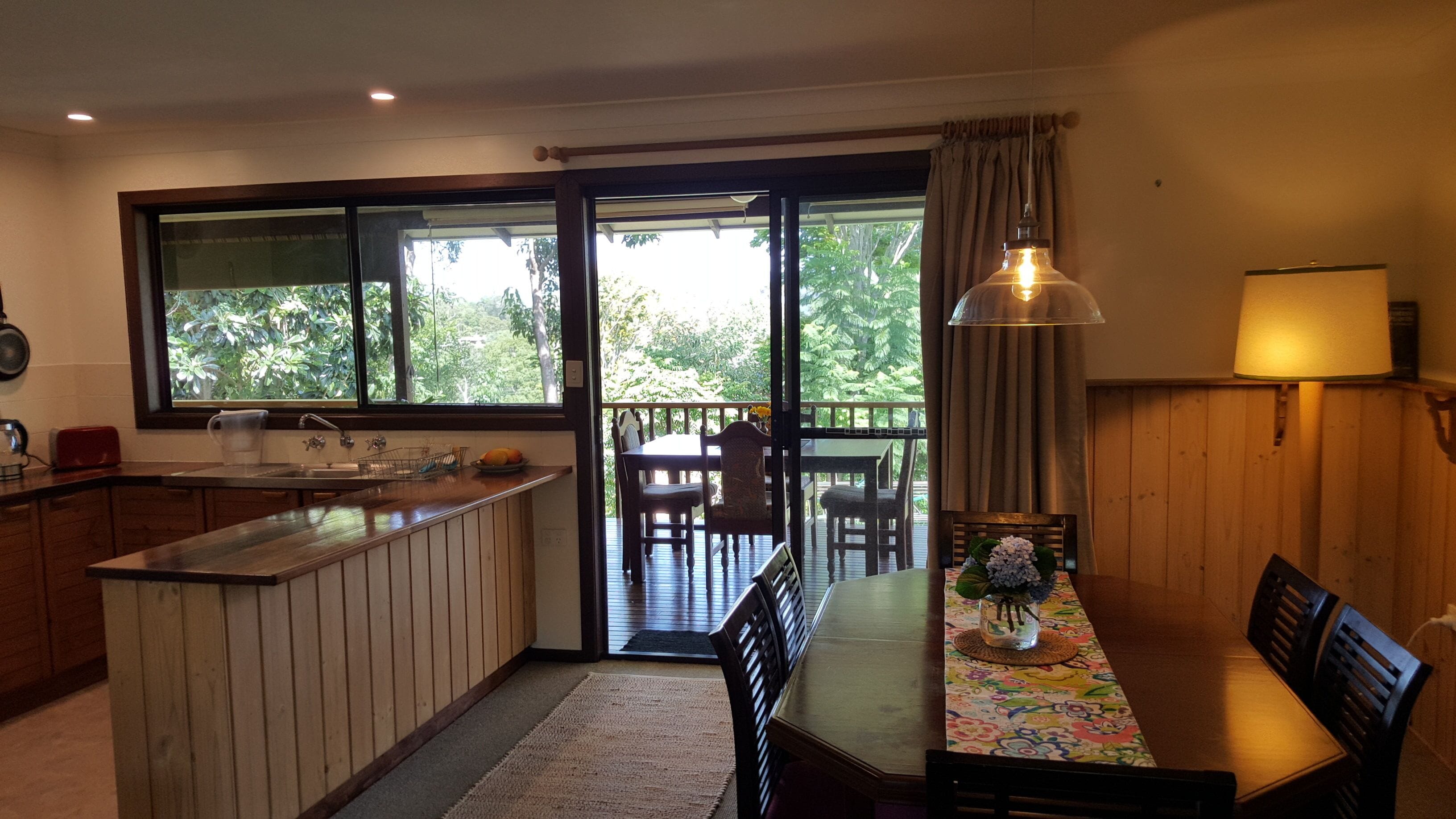 Casuarina Cottage - close to town - mountain views.