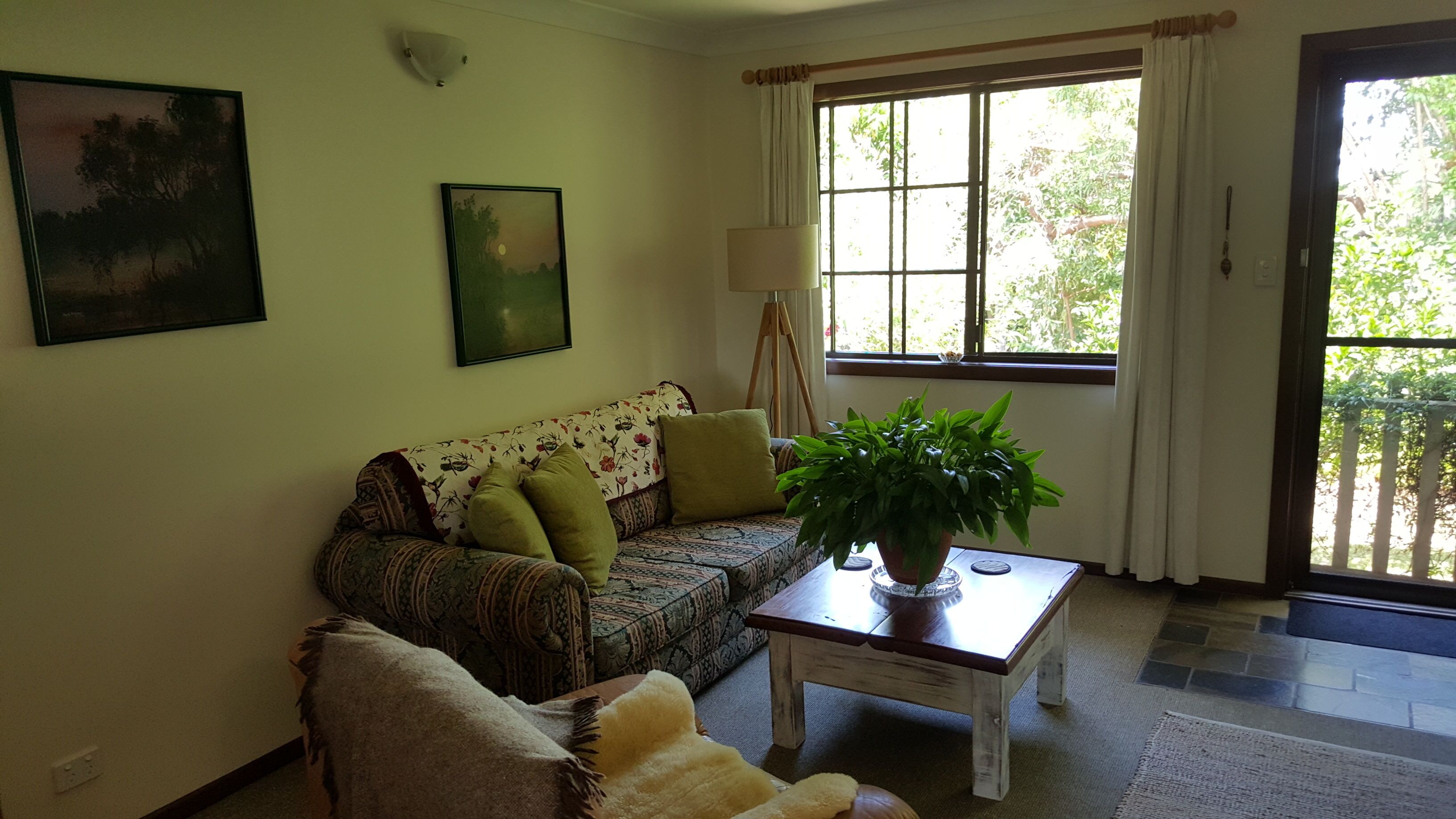 Casuarina Cottage - close to town - mountain views.
