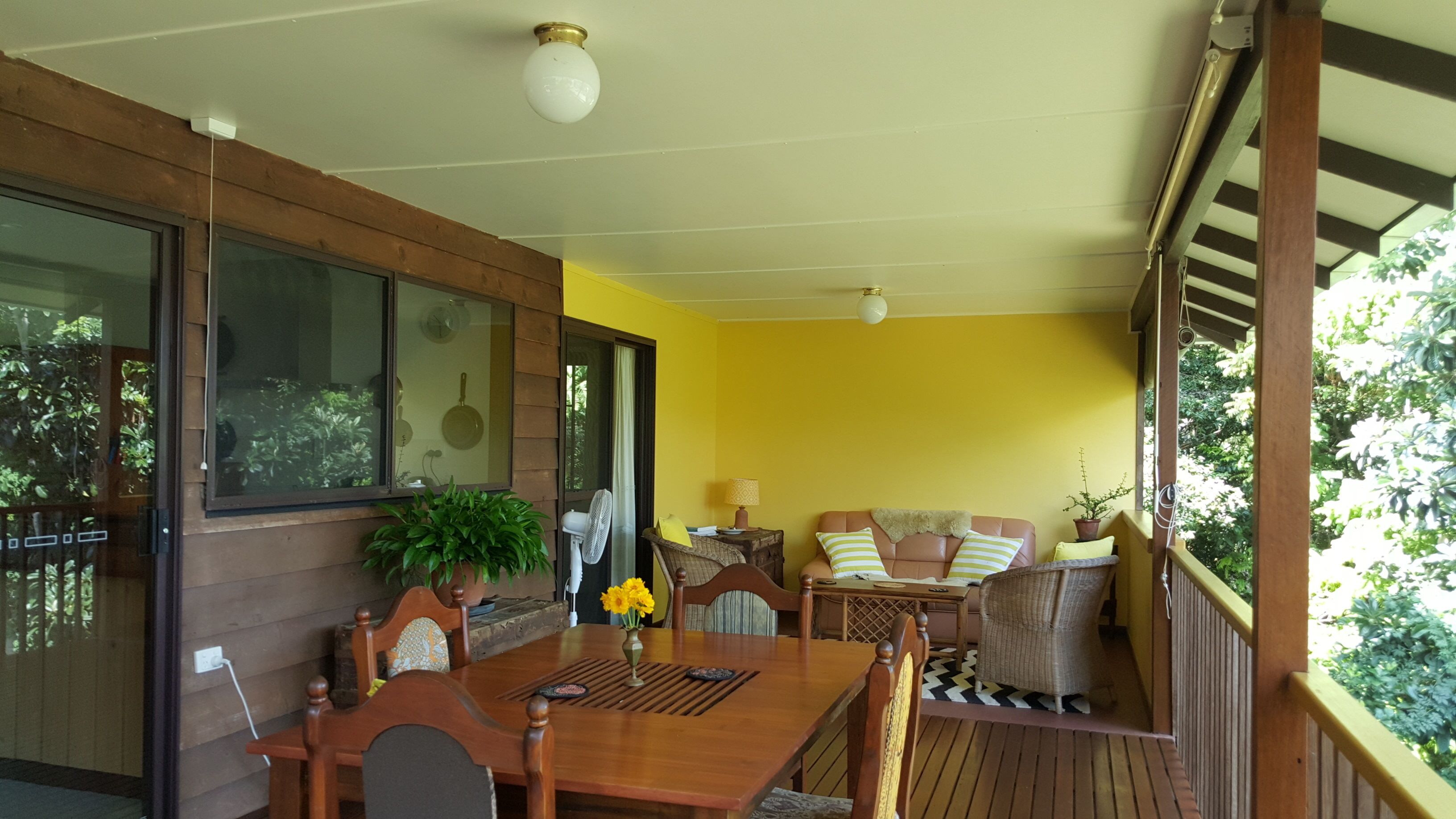 Casuarina Cottage - close to town - mountain views.
