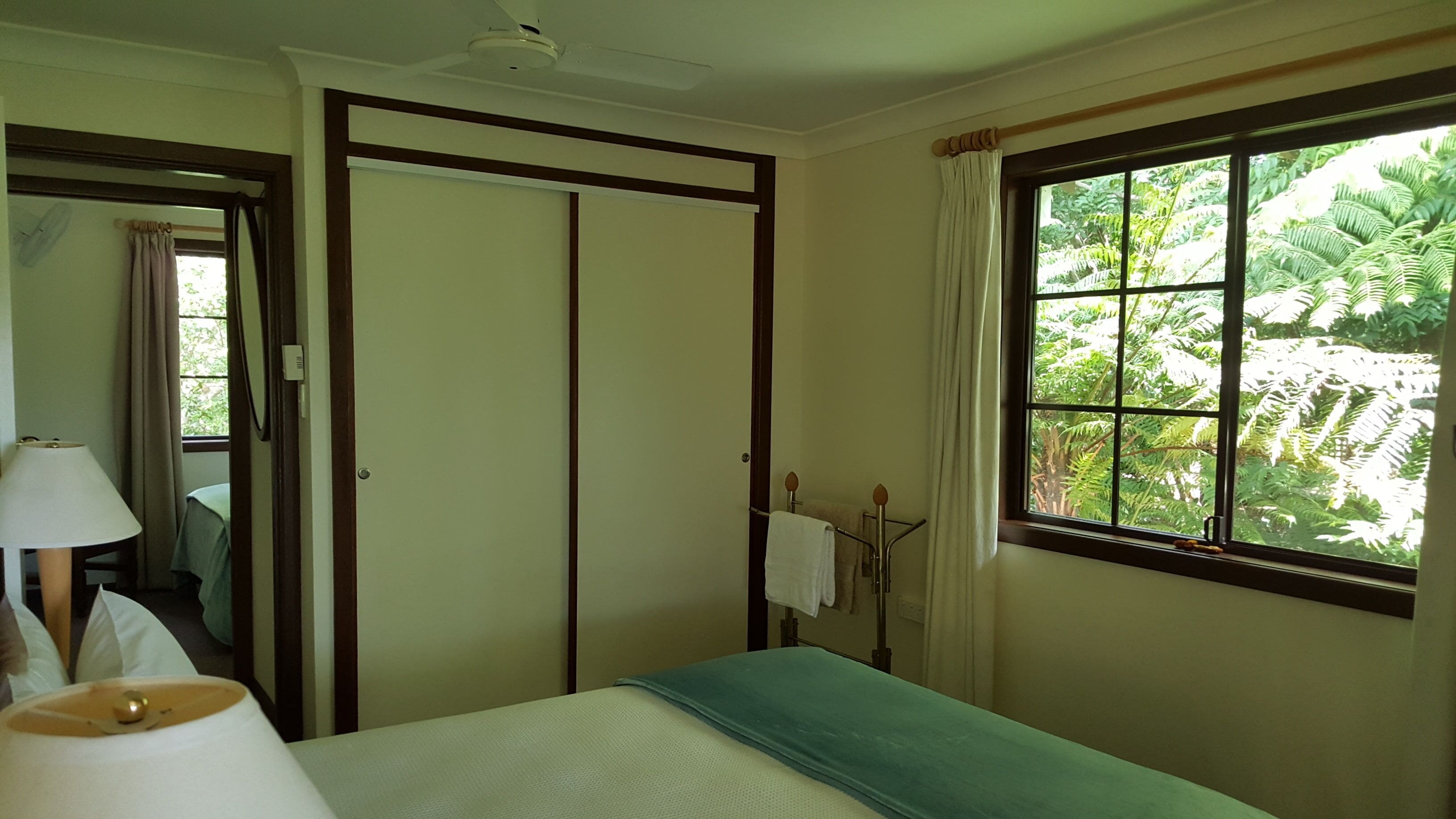 Casuarina Cottage - close to town - mountain views.