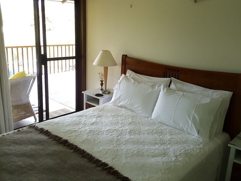 Casuarina Cottage - close to town - mountain views.