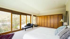 4 bedrooms, premium bedding, in-room safe, desk