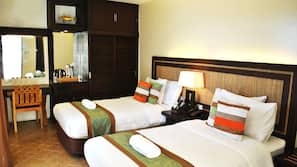 In-room safe, blackout drapes, linens