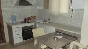 Kühlschrank, Ofen, Herd, Kochgeschirr/Geschirr/Besteck