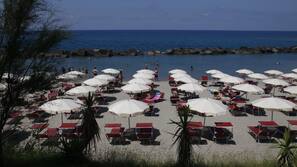 Spiaggia privata, lettini da mare, ombrelloni, teli da spiaggia