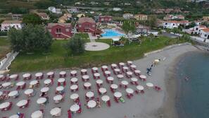 Spiaggia privata, lettini da mare, ombrelloni, teli da spiaggia