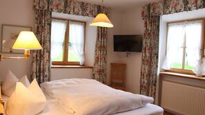 2 Schlafzimmer, Allergikerbettwaren, Zimmersafe, individuell dekoriert