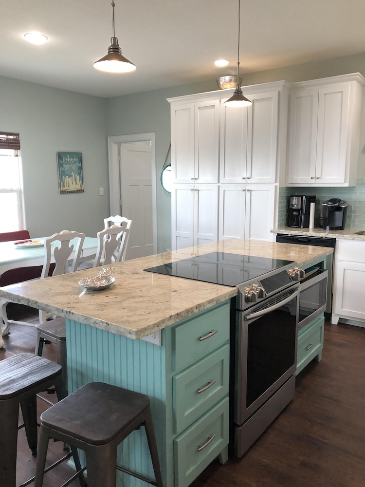 The Pineapple House-Beachfront views, 5 bedroom 3 bath, 2 masters in Surfside.