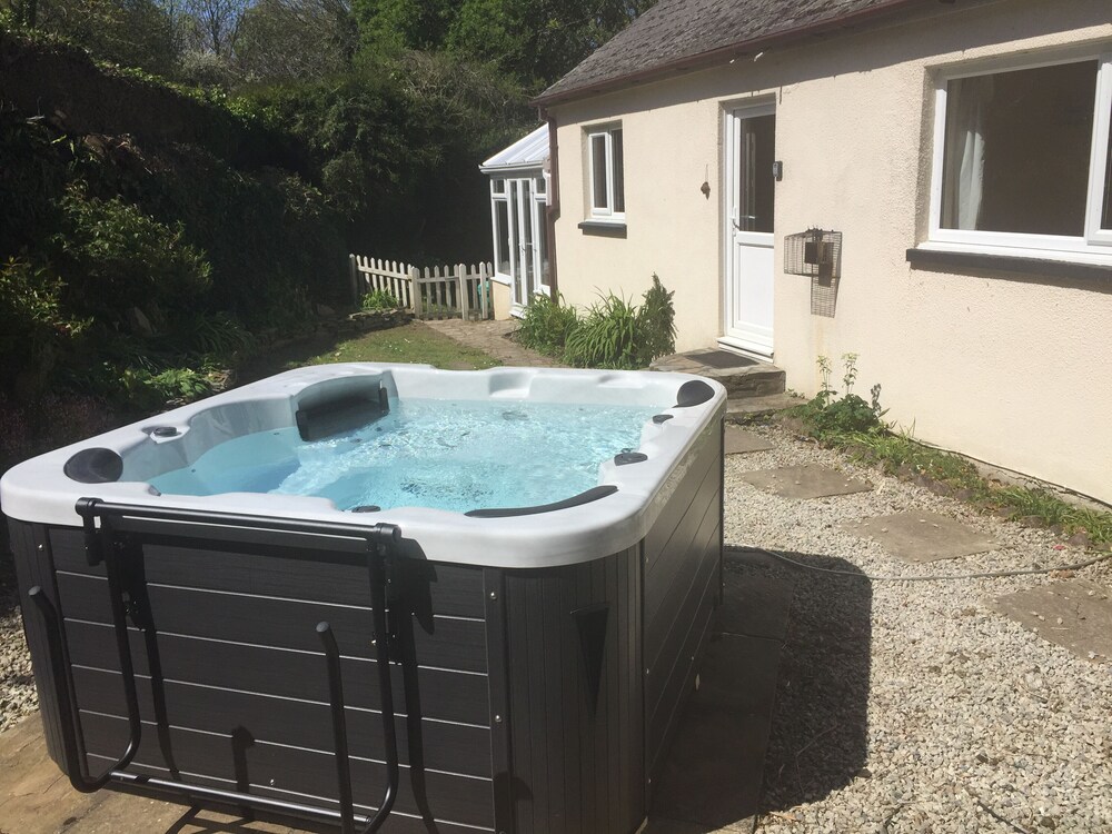 2 Bed Pet Friendly Hot Tub Secure Garden With Parking In