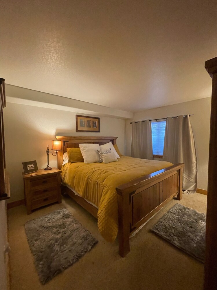 Luxury Remodel Downtown Condo Across from Yampa River Steamboat