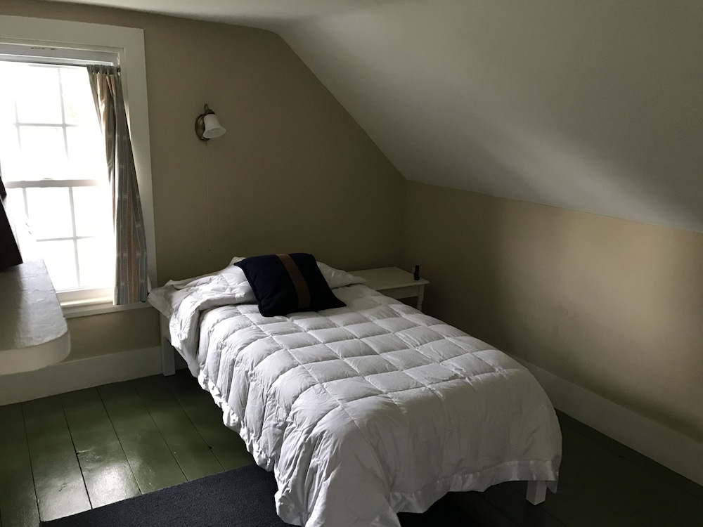 In The Heart Of Castine, 3 blocks from docks, perfect for family