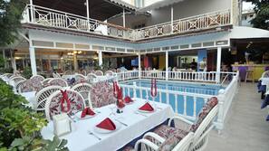 Piscine extérieure (ouverte en saison)