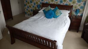 Iron/ironing board, free WiFi, linens
