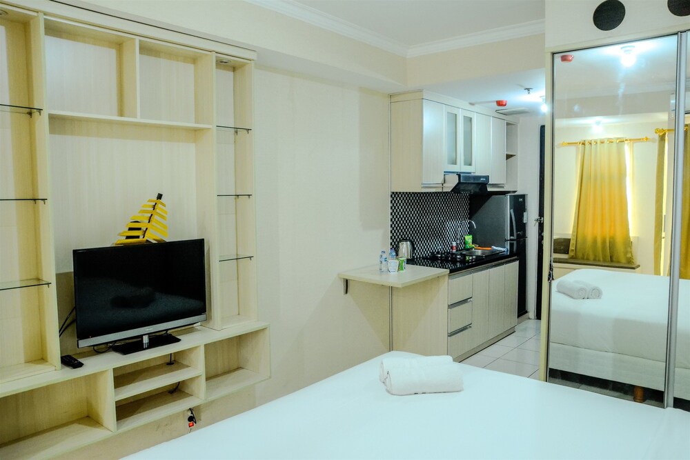 Promo [60% Off] Apartment Studio Season City Travelio Indonesia | Hotel