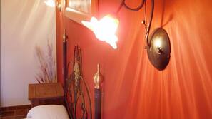 Cortinas opacas y tabla de planchar con plancha