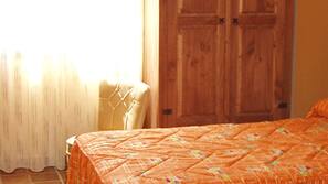 Cortinas opacas y tabla de planchar con plancha