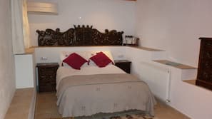 In-room safe, iron/ironing board, linens