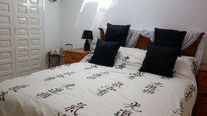 In-room safe, iron/ironing board, linens
