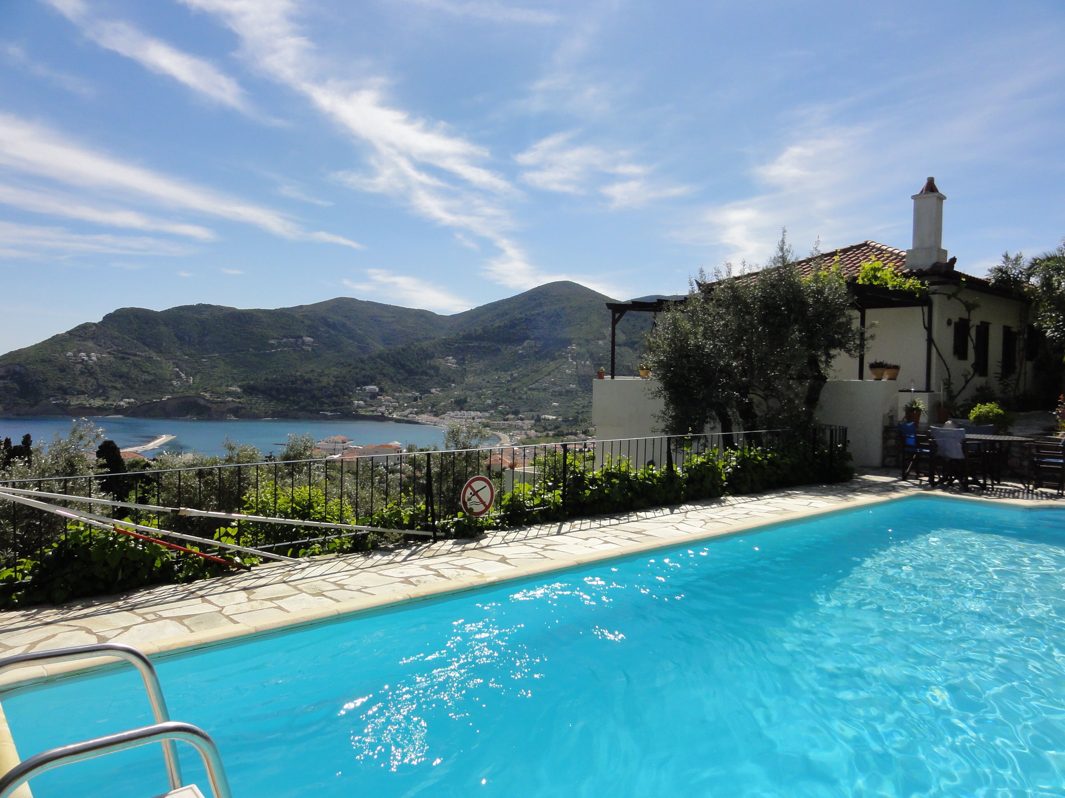 Dream holiday on Skópelos, beautiful pool villa for 8-10 pax, 4 bedr./bathrooms in Skopelos in Skopelos Town, Greece