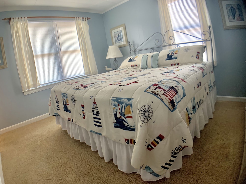 Almost Heaven  OCEANFRONT C Free WIFI Toes In The Sand Directly on BEACH Pets OK