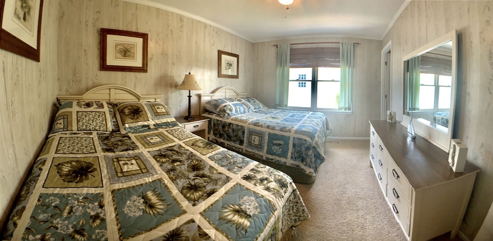 Almost Heaven  OCEANFRONT C Free WIFI Toes In The Sand Directly on BEACH Pets OK