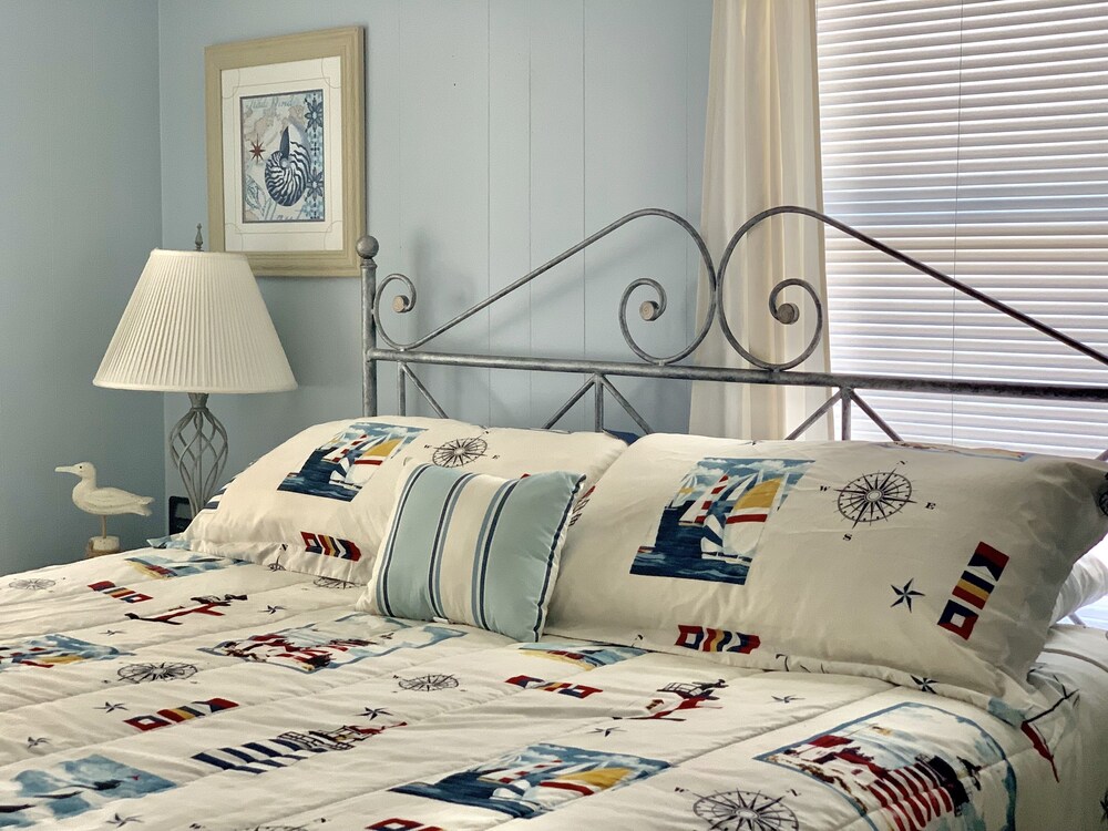 Almost Heaven  OCEANFRONT C Free WIFI Toes In The Sand Directly on BEACH Pets OK