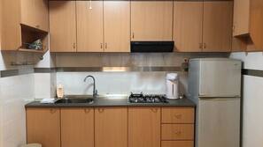 Full-sized fridge, microwave, hob, coffee/tea maker